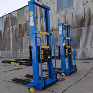 Self loading electric forklift